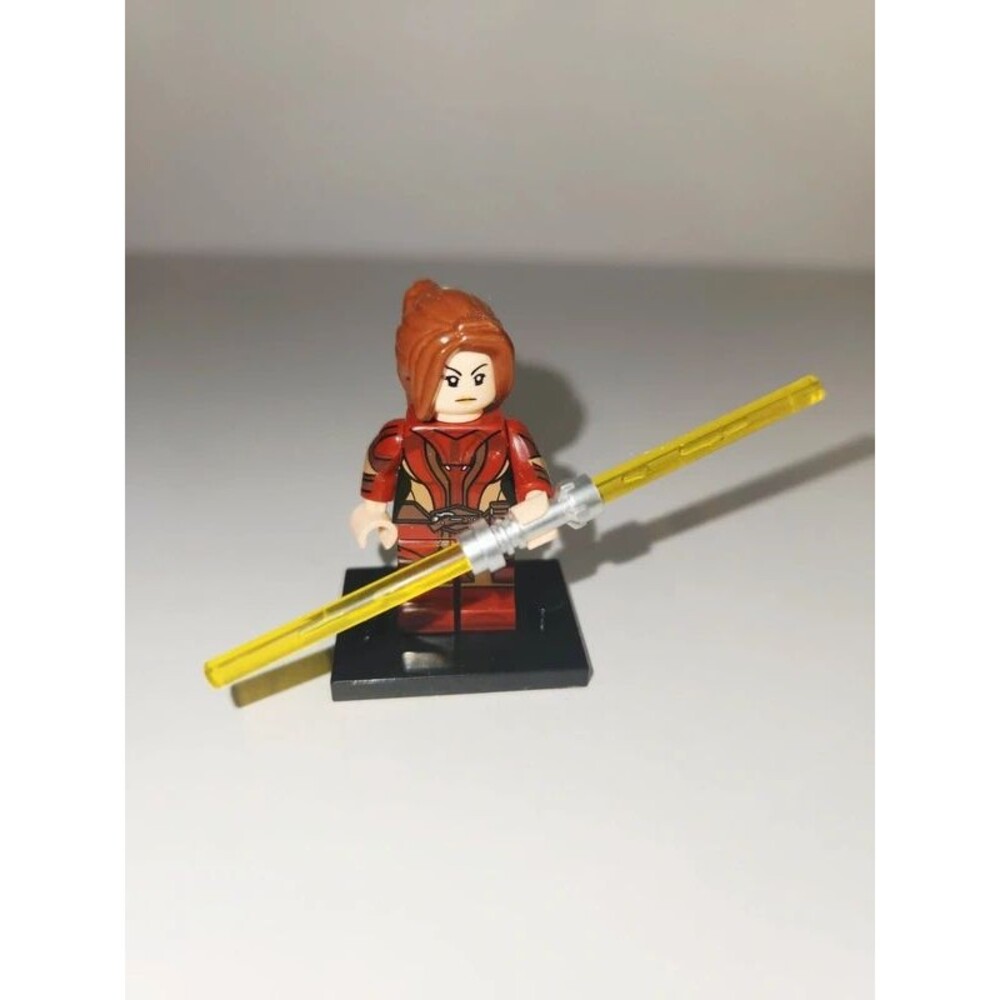Custom Star Wars Bastila Shan Minifigure (The Old Republic) Yellow Lightsaber